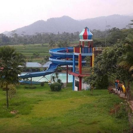 Green Valley Resort Purwokerto Exteriör bild