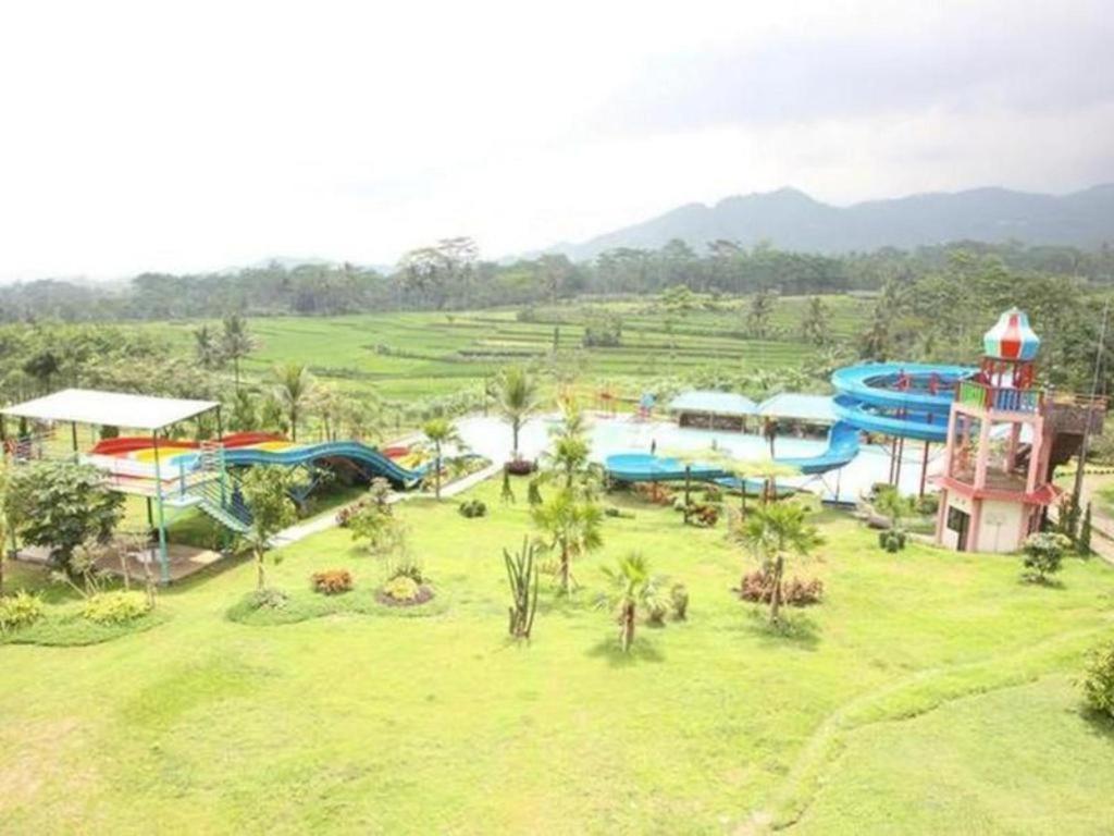 Green Valley Resort Purwokerto Exteriör bild