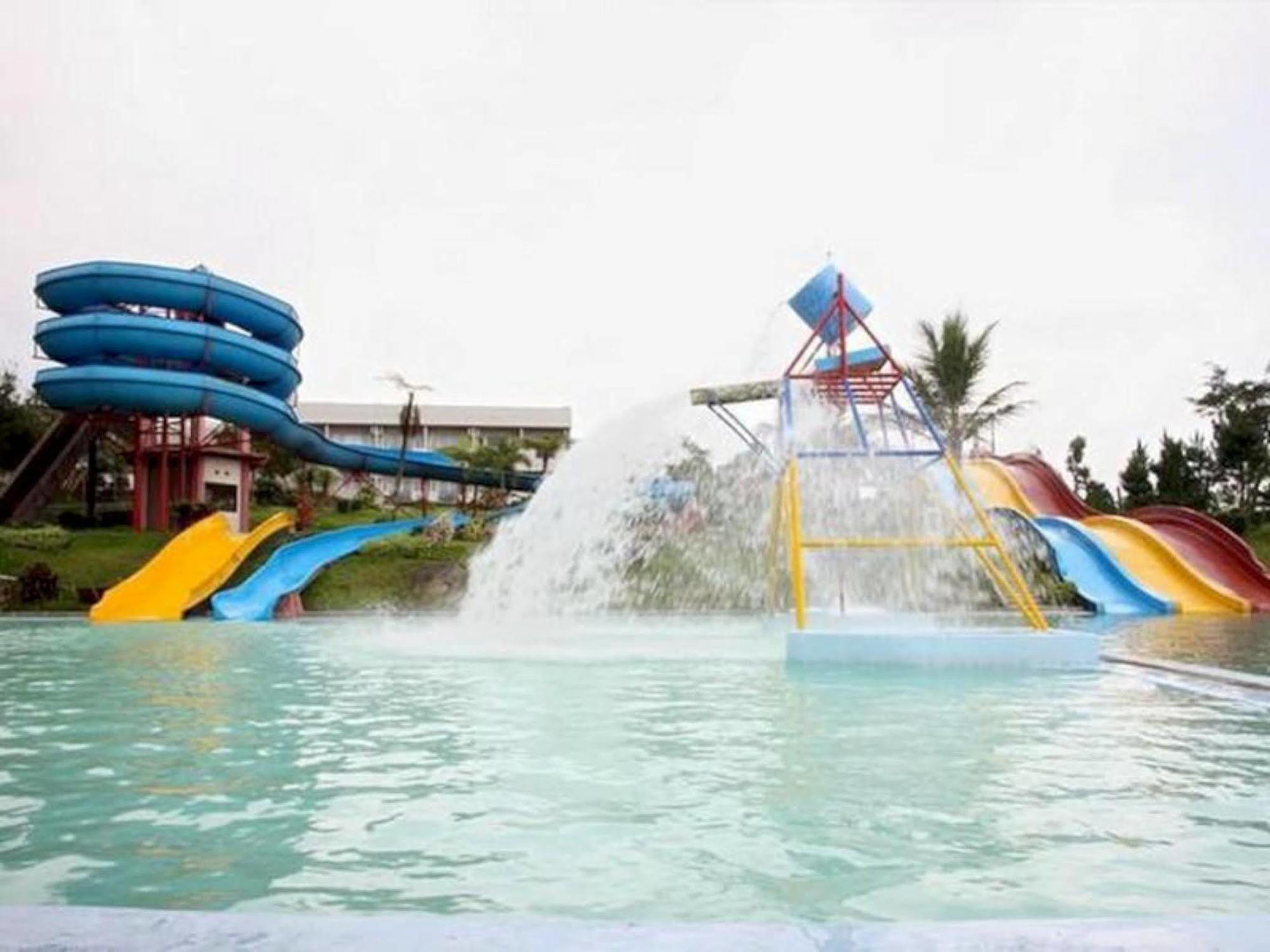 Green Valley Resort Purwokerto Exteriör bild